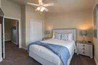 Open-Plan Living and Cozy Patio - Gorgeous Spacious Townhome Hotels in Cocoa West