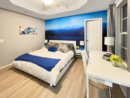 Cozy Gas Fire Pit and Modern Open Space - Charming Retreat