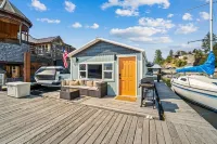 Private Deck and Water Access - Charming Floating Haven Hotels in Kootenai County