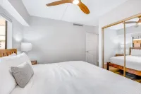 Lovely beach condo with lanai, AC, modern kitchen, pool & grills - walk Old Town Hotels in Holualoa