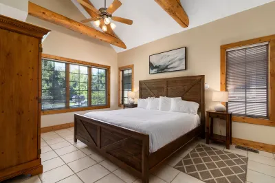 Stunning Scenic Creek Views - Spacious Modern Condo