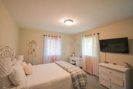 Busy Bee Ranch near Walnut Creek Amphitheatre - Pet Friendly