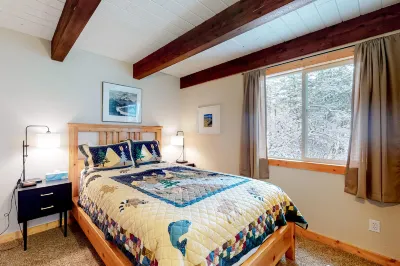 Tahoe retreat with private hot tub, wood stove, deck, & grill