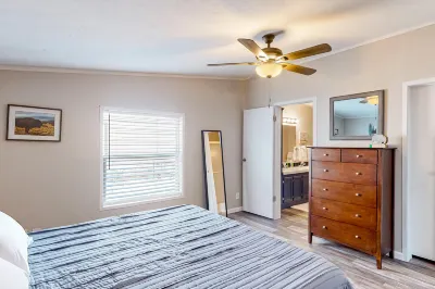 Single-level home with a washer/dryer, patio & grill