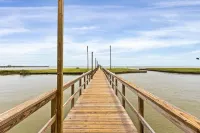 Contemporary Condo w/ Fast WiFi, Shared Pool, Pool Spa, Tennis, & Boat Dock Hotels in Aransas County