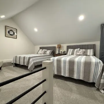 Beautiful, quaint newly-renovated Keowee Key condo with golf course view!