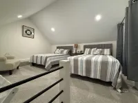 Beautiful, quaint newly-renovated Keowee Key condo with golf course view!