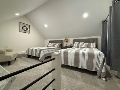 Beautiful, quaint newly-renovated Keowee Key condo with golf course view! Hotels in 