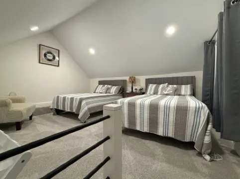 Beautiful, quaint newly-renovated Keowee Key condo with golf course view!