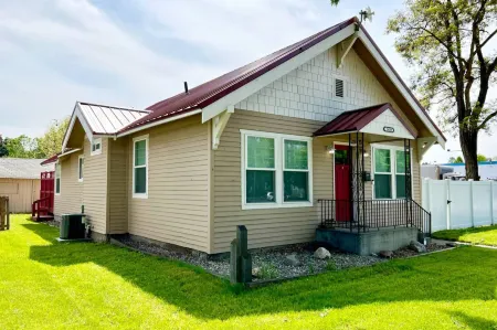 Charming Cottage with Outdoor Deck and Fenced Lawn - Cozy Retreat