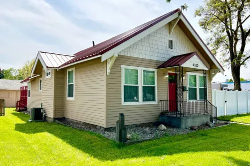 Spacious Deck and Cozy Living Area - Charming Cottage Retreat