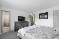 Spacious Oasis with Pool and Outdoor Activities - Stylish Serene