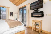 Private Hot Tub and Outdoor Fireplace - Charming Urban Oasis