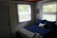 Charming Historical lodge across from Umpqua river