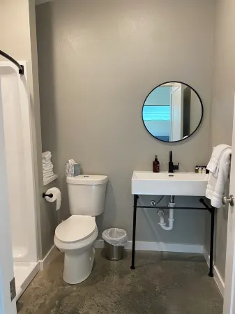 Modern 1-bedroom cottage in historic downtown Mount Vernon.