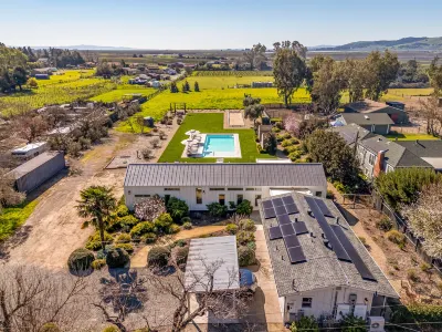 Stunning Pool, Spa, and Bocce Court - Exquisite Charming Retreat