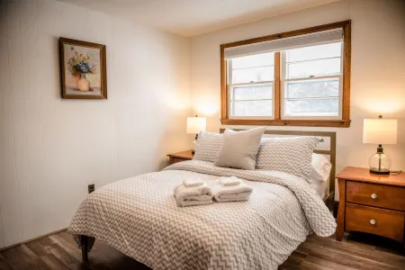 Woodland Views and Spacious Living - Charming New England Retreat Отели в г. Санапи