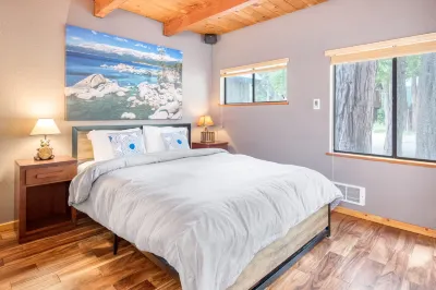 Luxurious Hot Tub and Scenic Forest Views - Inviting Tahoe Retreat Hotel in zona SUGAR PINE POINT STATE PARK