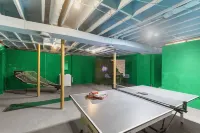 5br Retreat: 4mins to UA - BBQ - Firepit - Games