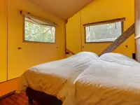Tent Lodge with Sanitary Facilities at the Bedafse Bergen - Campsite Hotels in Uden