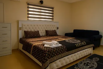 Luxurious Lukes Apartment Hotel di 