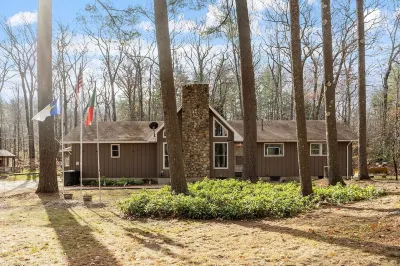 NEW! Woodland Retreat - Hot tub/Game Room/Firepit Hotels near White Gates Farm