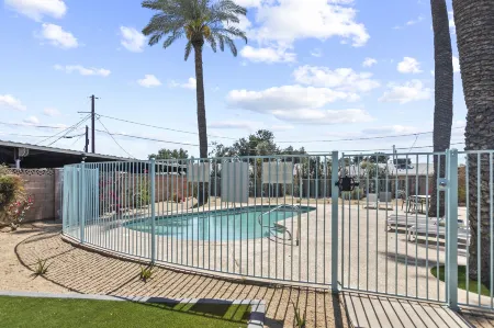 Contemporary Condo in Central Biltmore Отели рядом с достопримечательностью «Центральная библиотека Бертон Барр»