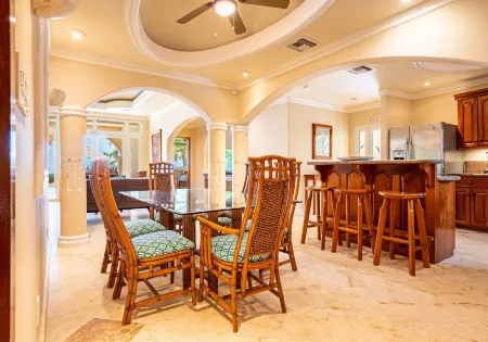 Belizean Cove Estates Luxury Beachfront Villa Отели в г. Ambergris Caye