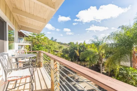 Cozy Sunset Views W/ Lanai - Close to Beach 1 Bedroom Home by Redawning