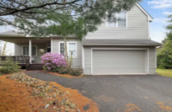 The Nest at Pinecrest by AvantStay Hot Tub Spacious Deck Game Room Fire Pit