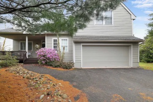 The Nest at Pinecrest by AvantStay Hot Tub Spacious Deck Game Room Fire Pit