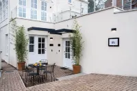 Commandery Vaults - Luxury Apartment in City Centre with Sky TV