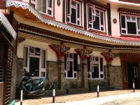 Shambala Inn โรงแรมใกล้Banjhakri Falls and Park