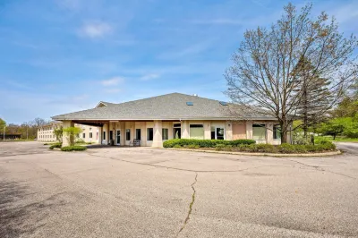 LakeWood Inn & Suites Hotels near Wounded Minnow Saloon