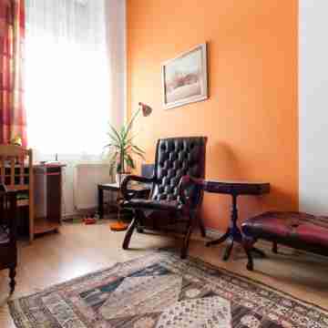 Vibrant 3 Bedroom Apartment in the Pulsing Heart of Budapest Rooms