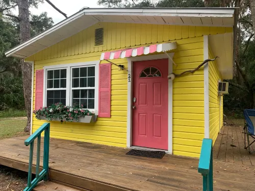 Nature Coast Inn and Cottages - Homestays