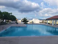 2-Bed Villa Sleeps 4 with Pool & Parking - piscina