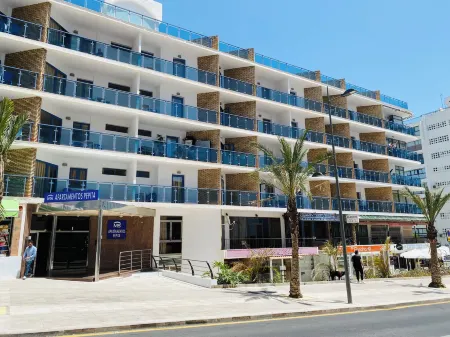 Apartamentos MS Pepita Отели рядом с достопримечательностью «Памятник Коломаресу»