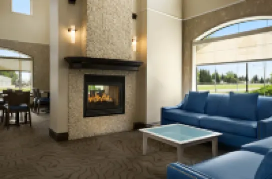 Days Inn & Suites by Wyndham Brandon