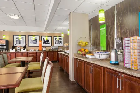 Hampton Inn Philadelphia/Mt. Laurel Отели рядом с достопримечательностью «Фунплекс»