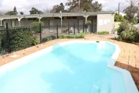 Hermitage Motel - Parking