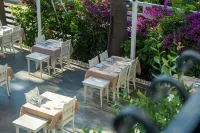 Sea Breeze Hotel and Apartments - Frühstück