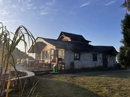 ES Deurali Resort Отели рядом с достопримечательностью «Сарангкот»