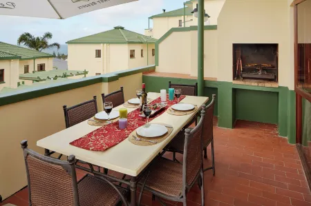 First Group Perna Perna Mossel Bay Отели рядом с достопримечательностью «Post Office Tree»