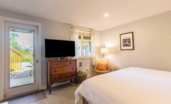 Mid-Century Beach Cabin by Avantstay Walk to Beach