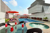 Ramada by Wyndham Dubai Deira - piscina