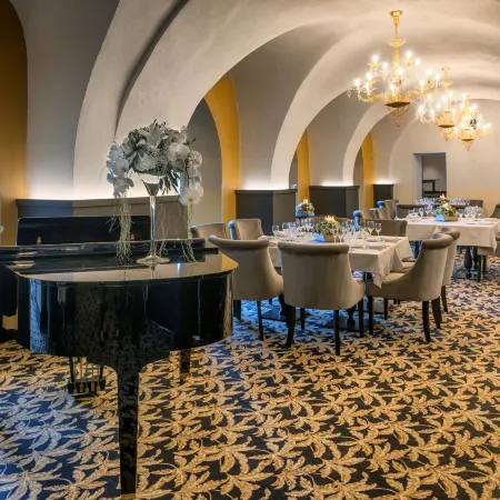 Hotel du Roi & Spa by Sowell Collection