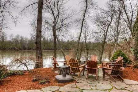 The River Retreat- 4 Bedroom Home on The Willamette River in Salem Oregon