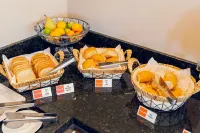 Hus Hotel Dourados - breakfast