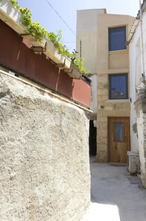 Evans House II One Bedroom Maisonette Отели рядом с достопримечательностью «The byzantine and Post Byzantine Collection of Chania»